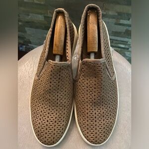 (EUC) SOFFT LIGHTWEIGHT PERFORATED SLIPON SNEAKERS W 9.5 (EXCELLENT CONDITION)